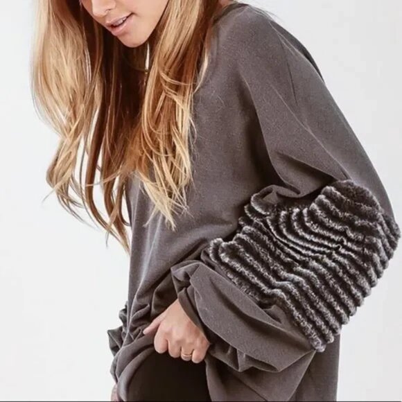 Young Fabulous & Broke On The Road Bella Faux Fur Sleeve Sweatshirt Medium - Picture 3 of 9